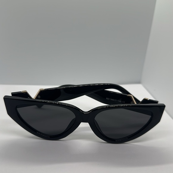 Black Cat Eye Sunglasses Gold V Detail UV Protection Trendy Chic Sunnies main image 10